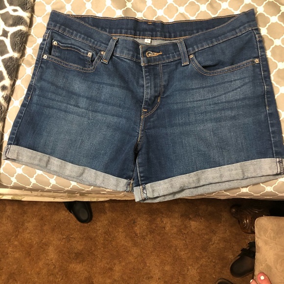 Levi’s Mid Rise Shorts - Picture 3 of 5